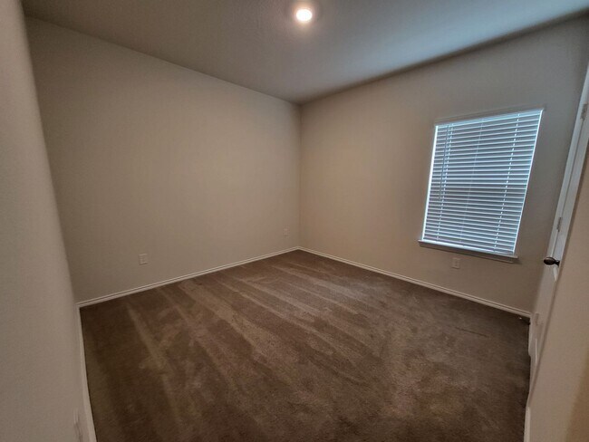 Foto del edificio - 4 Bedroom 2 story house ready for move-in.