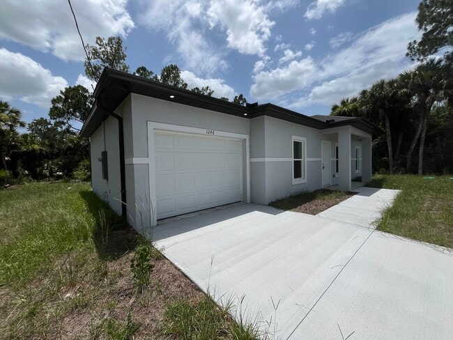 Building Photo - 1248 Hillcrest St E