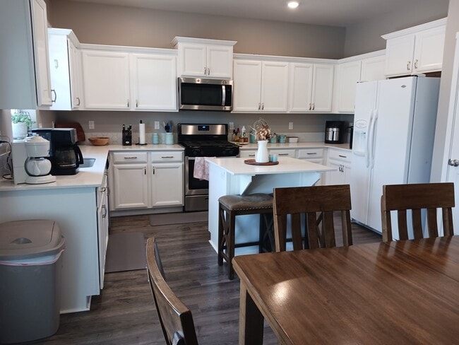 Building Photo - Beautiful 2-Bedroom 2 Bathroom home locate...