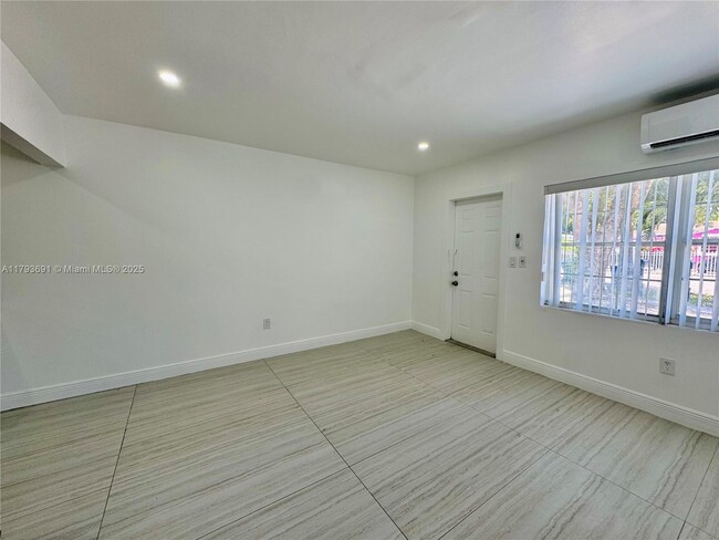 Building Photo - 1364 NE 145th St