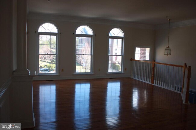 Building Photo - 1121 Regal Oak Dr