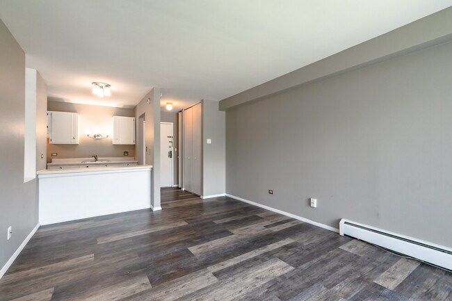 Building Photo - Renovated 900 square foot 1-bedroom/1-bath...