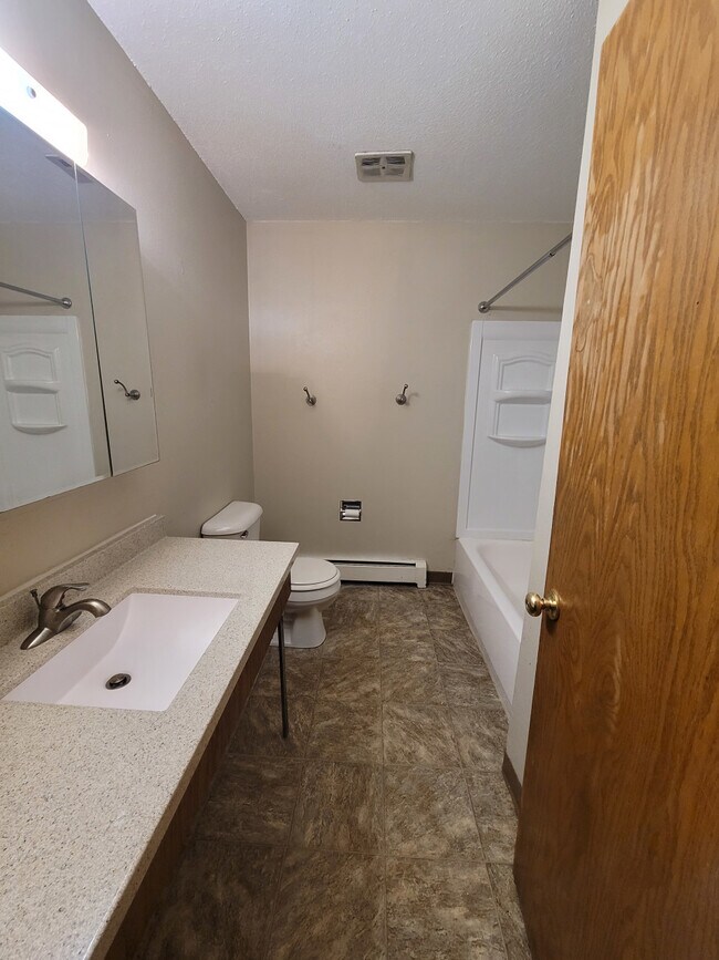 Foto del edificio - 2124 E. Divide Ave.; Bismarck, ND 58501