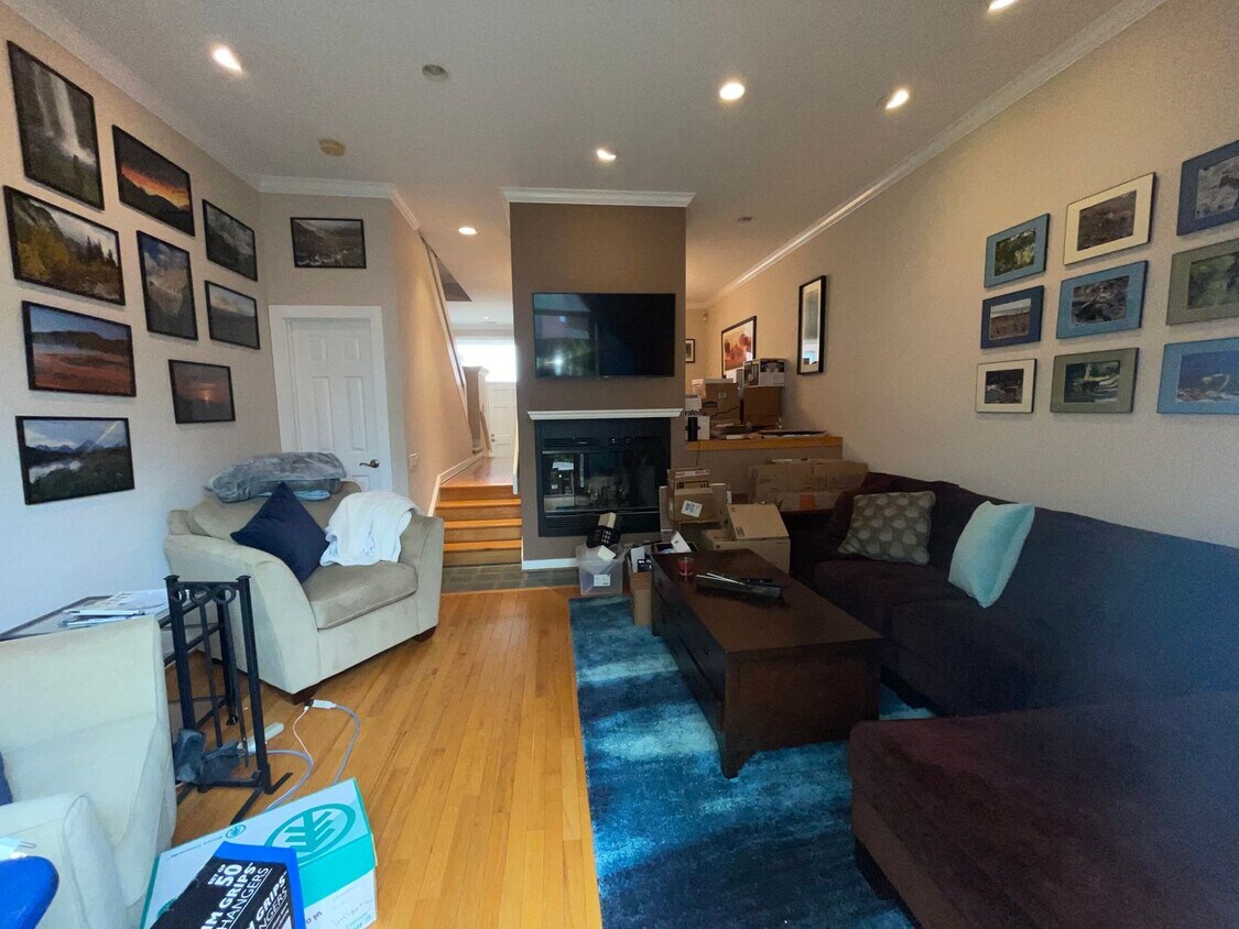 Foto principal - 3-bed, 2-bath GIANT townhouse + GARAGE, BA...
