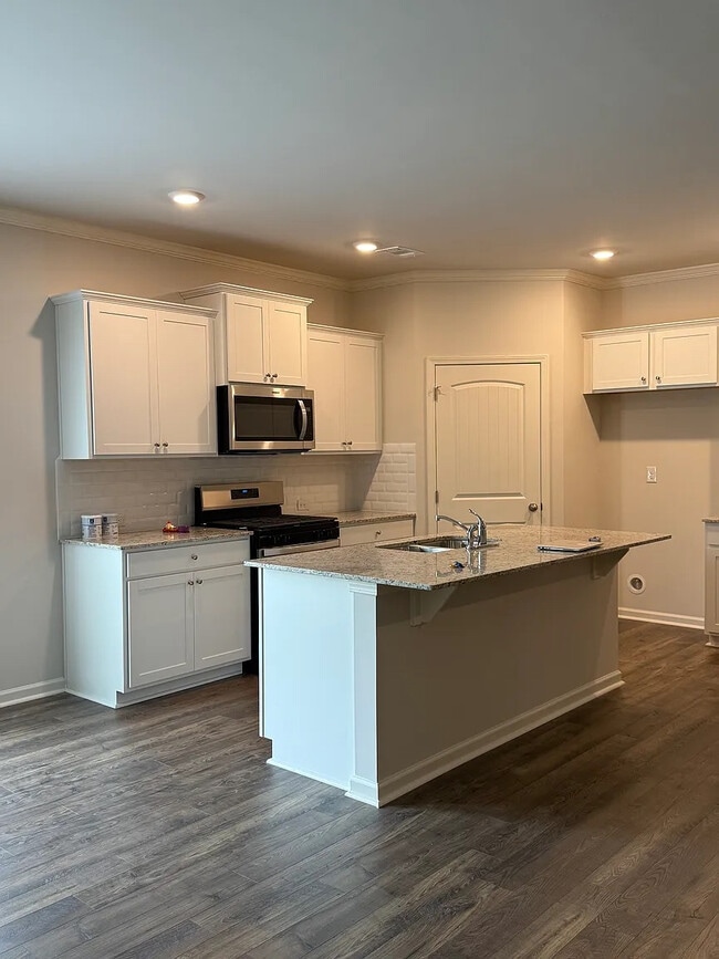 Foto del edificio - Room in Townhome on Greyton Dr