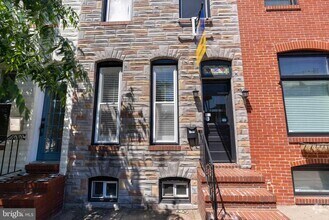 Building Photo - 834 S East Ave
