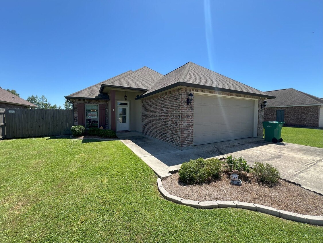 Primary Photo - 3 Bedroom 2 Bath home located in Lakeside ...