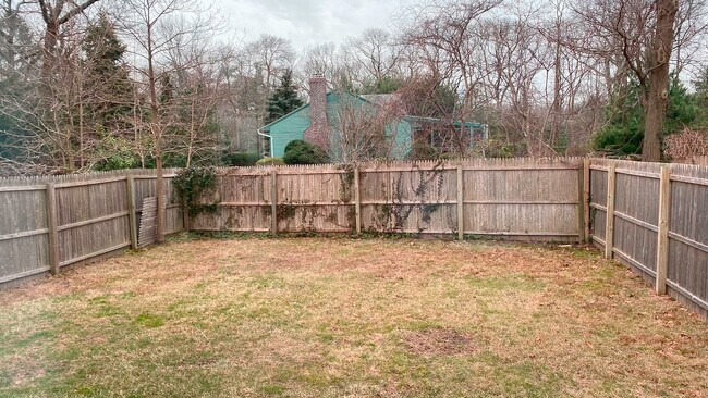 private fenced backyard - 33 Highwood Dr