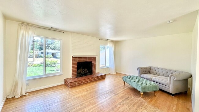 Foto del edificio - Charming, Light, Bright, and Lovely Single...