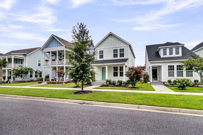 Building Photo - Must see 3 bedroom, 2.5 bath Home in Midto...