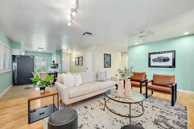 Foto del edificio - 4802 Wind River Rd