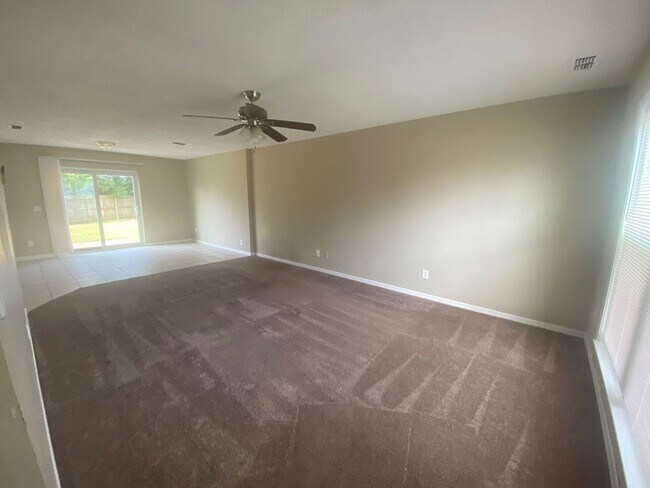 Foto del edificio - Beautiful 2 Story Home, Centrally Located in a Quiet Neighborhood! *1/2 OFF 1st Month's Rent!*