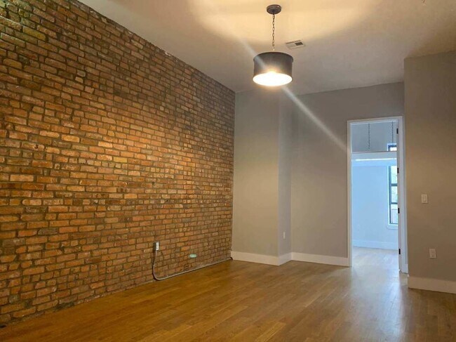 Foto del edificio - 313 Pulaski St