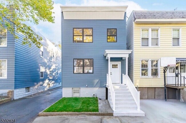 Building Photo - 111 Clarke Ave