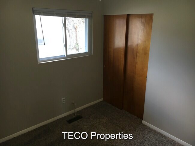 Building Photo - 1460 Hollyview Dr