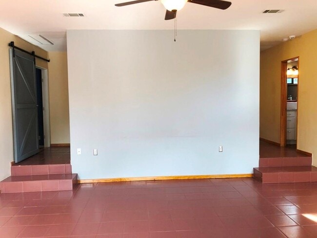 Building Photo - 2202 East Side Dr