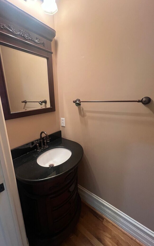 Foto del edificio - 2 Bedroom Condo in Shaw Available to Rent