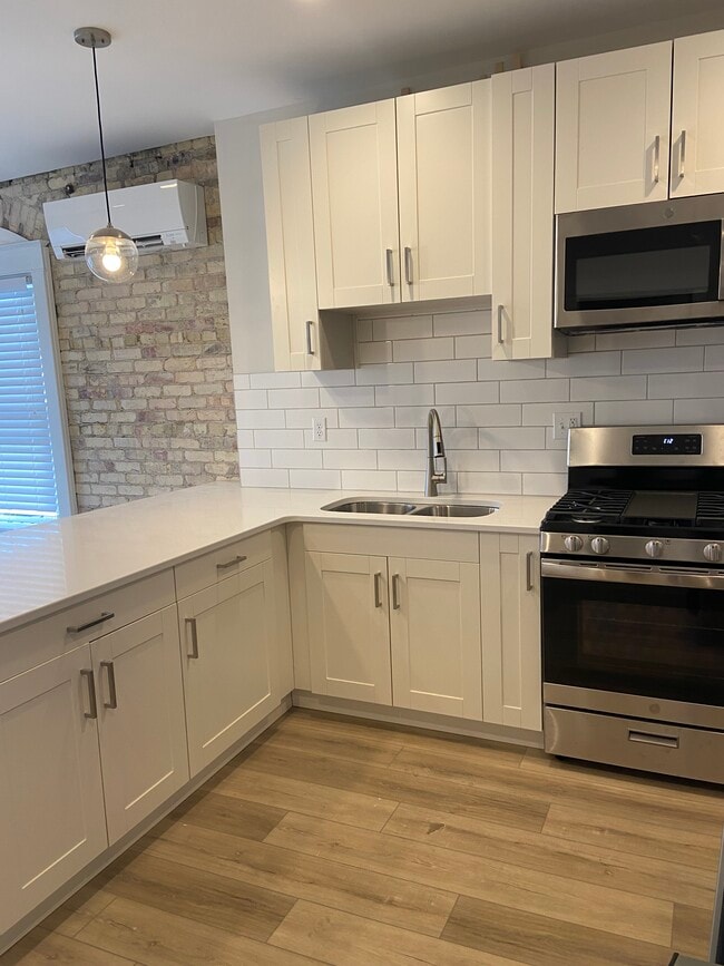 Building Photo - 748 Fulton St W