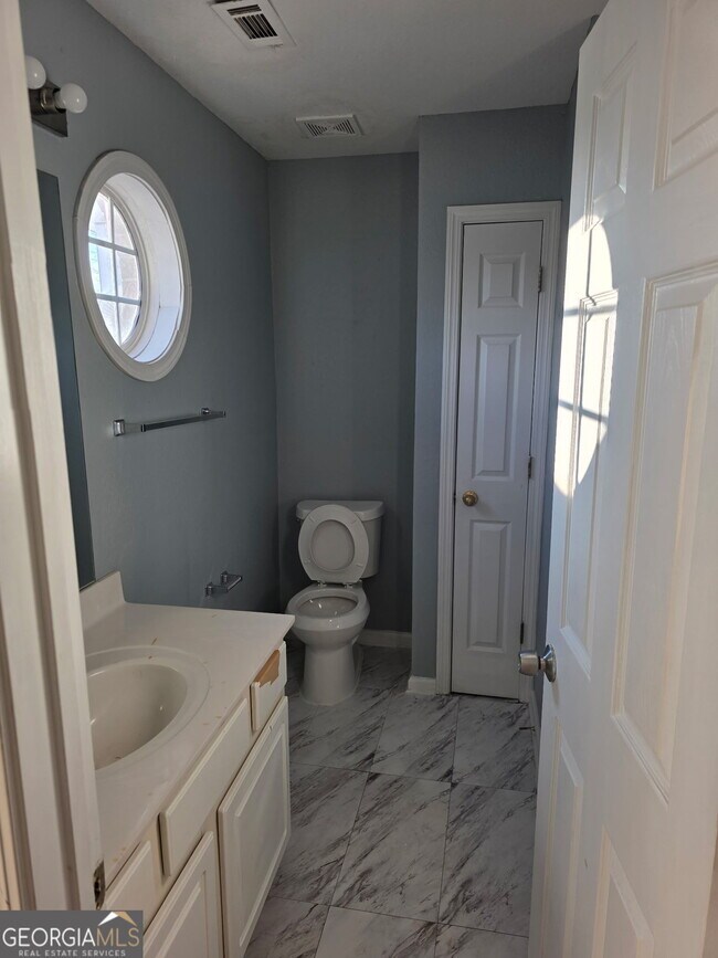 Building Photo - 321 Brookview Dr