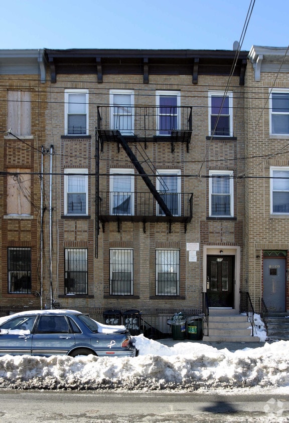 Primary Photo - 696 Cleveland St