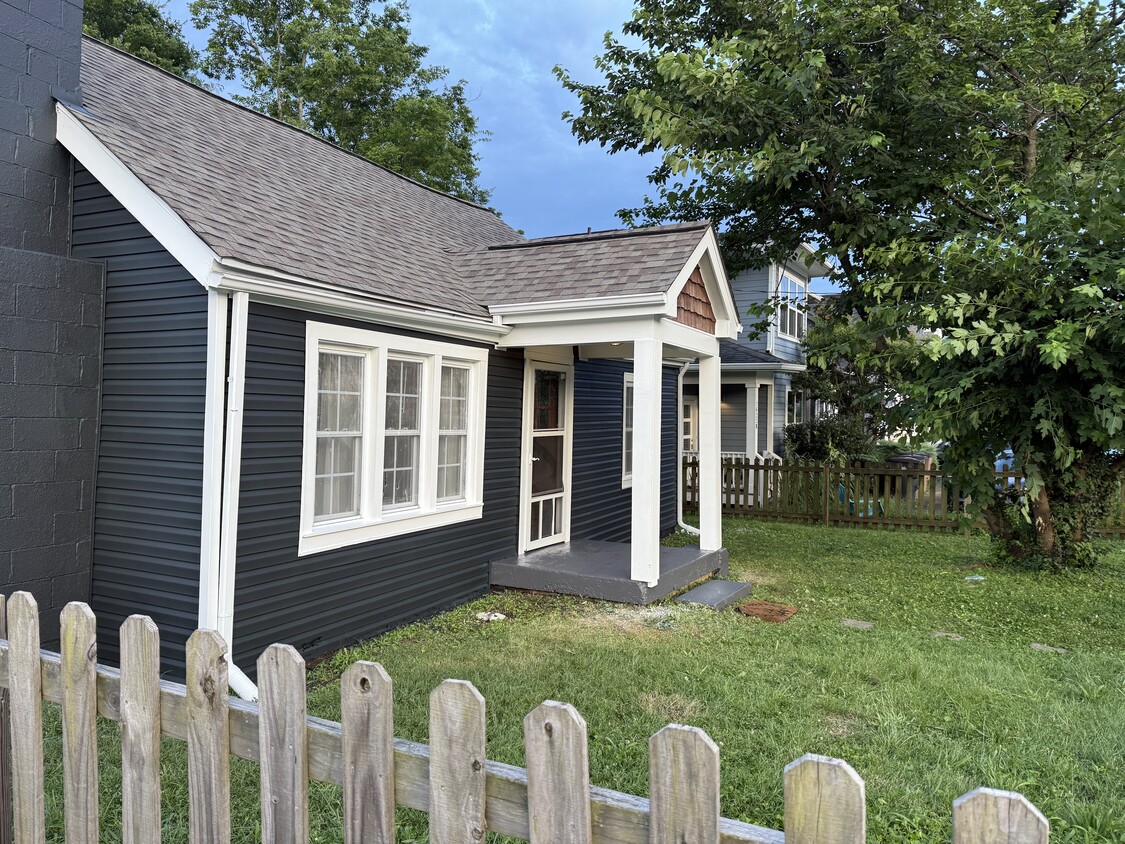 Corner lot with spacious, fully-fenced in front yard - 1624 Porter Ave