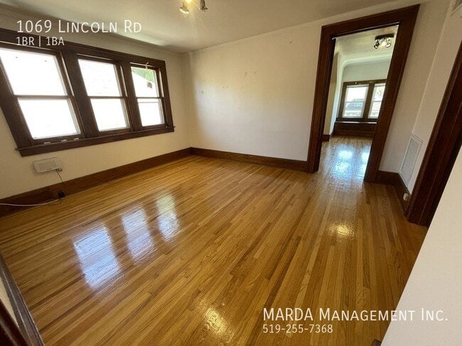 Building Photo - CHARMING 1 BED/1 BATH UPPER UNIT + UTILITIES