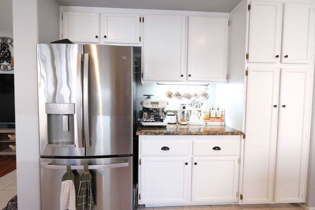 Building Photo - First time rental - 3 bed, 2 1/2 bath Park...
