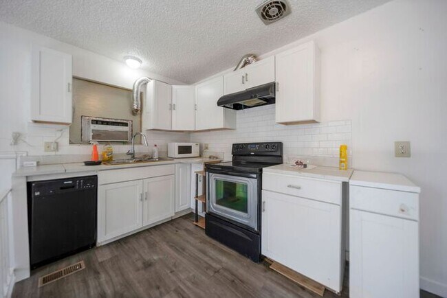 Foto del edificio - Remodeled Bungalow Style Home w/ Basement