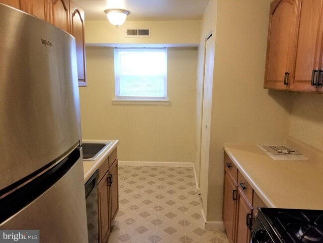 Foto del edificio - 5937 Quantrell Ave