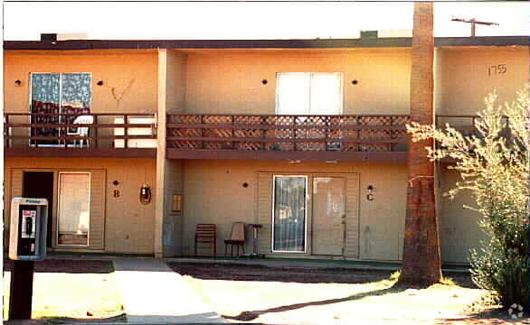 Foto del edificio - 1747-1755 E Elton Ave