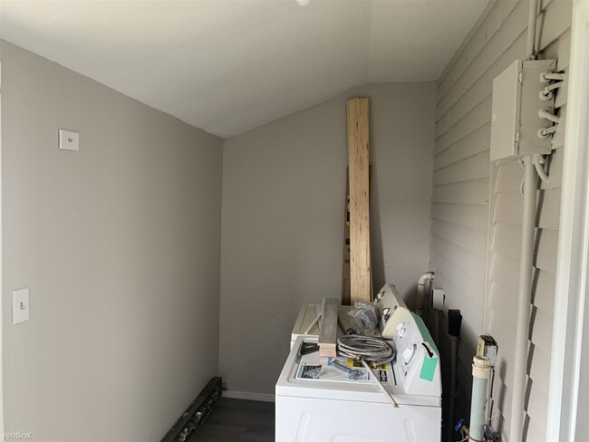 Building Photo - 1 br, 1 bath Triplex - 44 North Addison St...