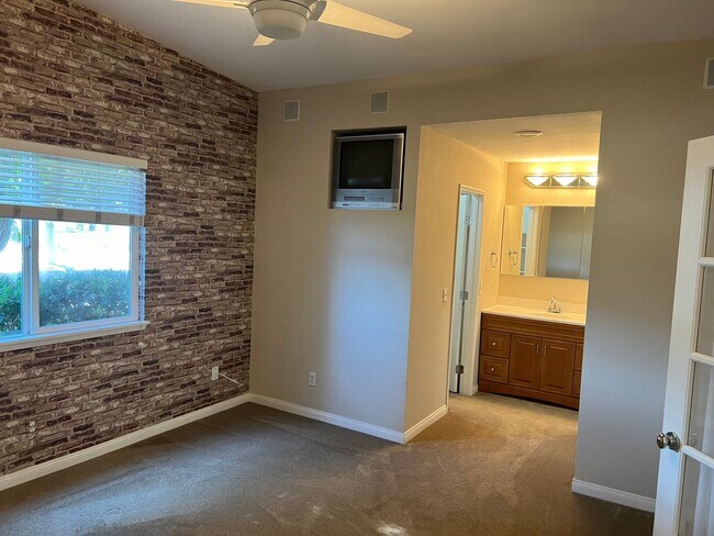 Foto del edificio - 55+ ONLY community gorgeous ranch style 2BR/2BA home with laundry, parking and community amenities