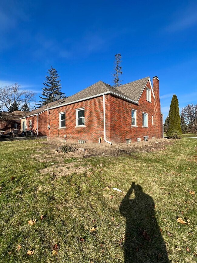 Foto del edificio - 107 Elizabeth Lake Rd