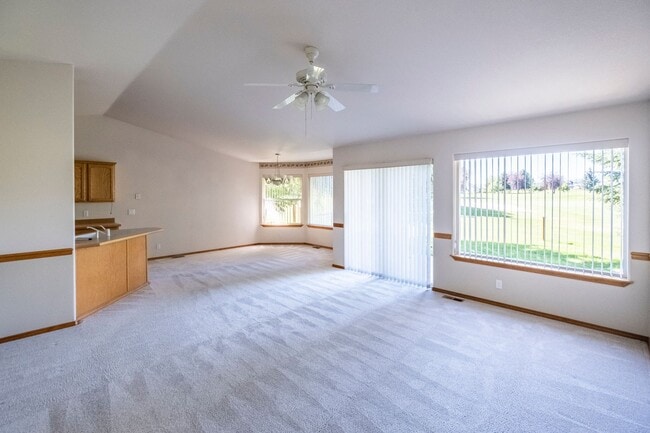Building Photo - Home in Post Falls!
