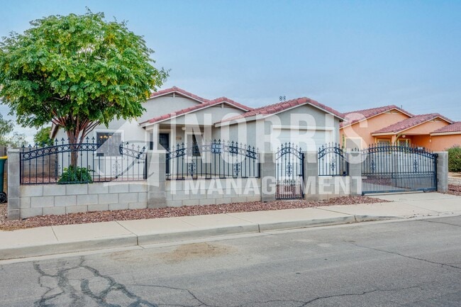 Building Photo - Great Location Off The Freeway