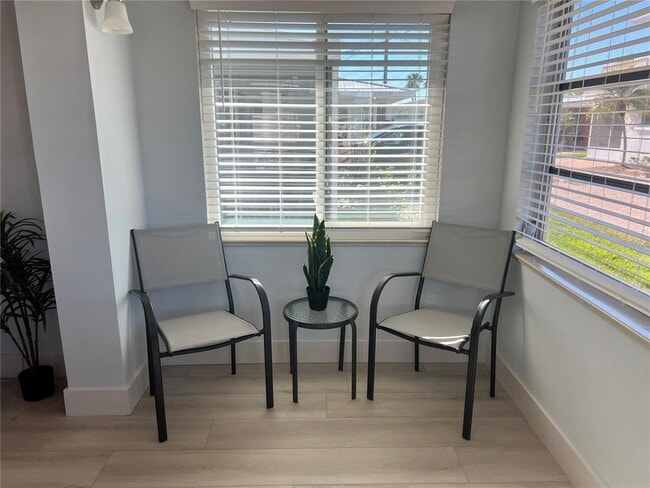 Foto del edificio - 6020 Midnight Pass Rd