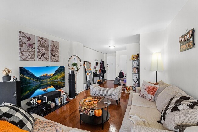 Foto del edificio - 10 Huron Ave