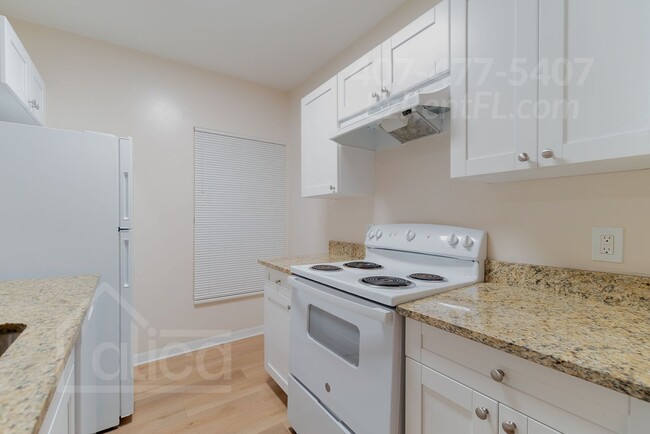 Building Photo - Newly Refreshed -  3 bedroom, 2 bath in We...