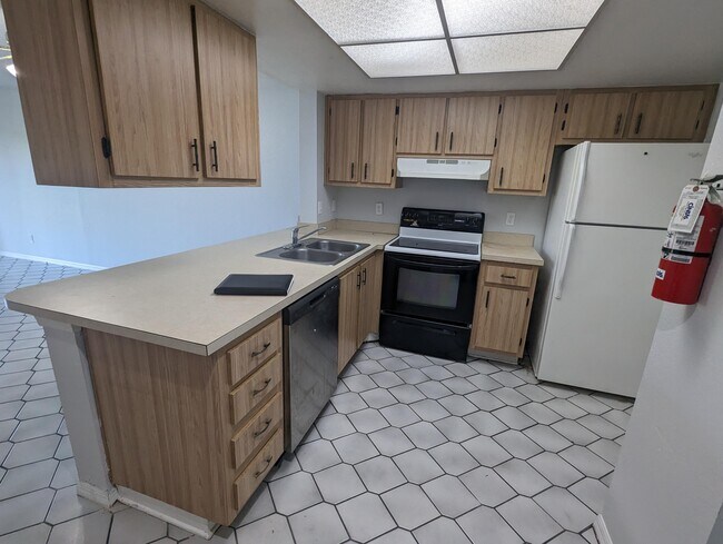 Building Photo - 1606 University Ln