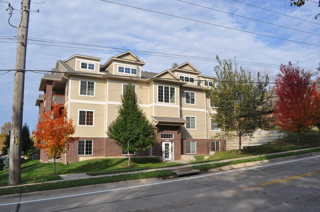 front of building - 1820 W Benton St