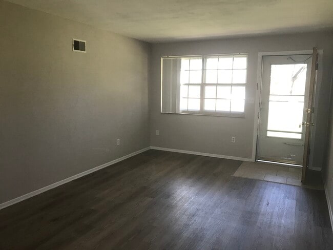 Living room from kitchen - 540 Wooddell Ct