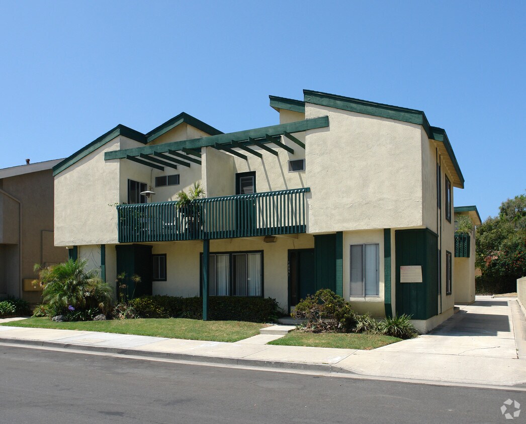 16951 Hoskins St, Huntington Beach, CA 92649 Apartments in Huntington Beach, CA