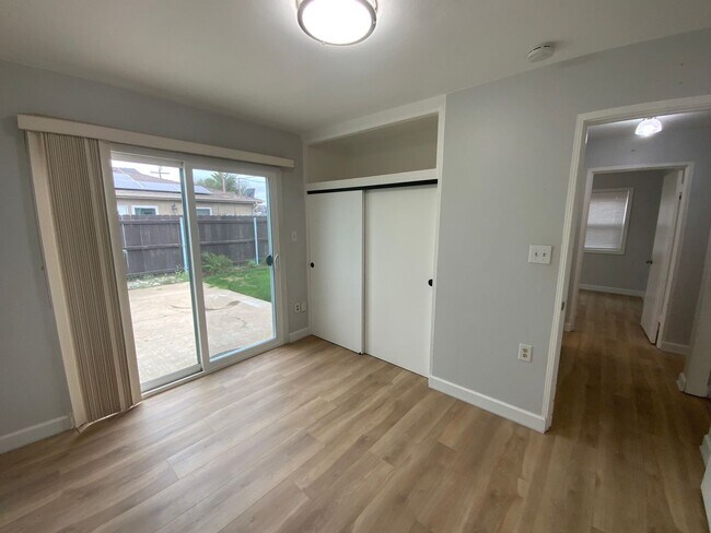 Building Photo - Great Location Close to Schools