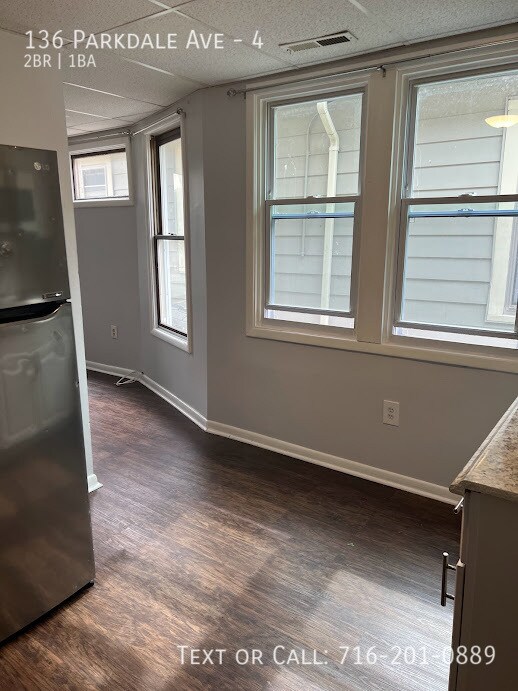 Foto del edificio - 136 Parkdale Ave