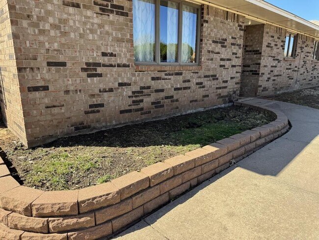 Building Photo - 4702 Lois Ln