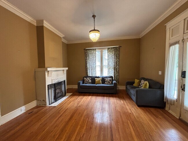 Foto del edificio - 1/2 OFF FIRST MONTH'S RENT - CHARMING HIGH...