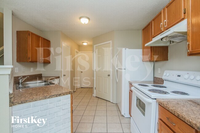 Building Photo - 1229 Kenwood Dr