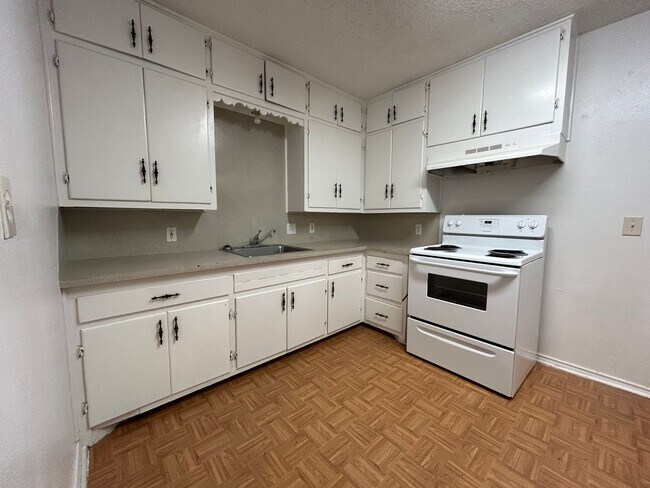 Building Photo - Spacious 4-bedroom House Could Be Your New...