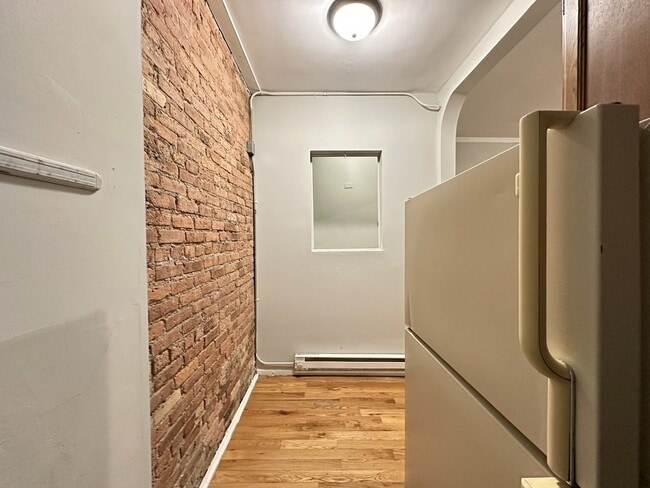 Building Photo - 515 W Melrose St