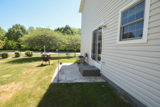Building Photo - End unit Villas on the Parkway townhome!